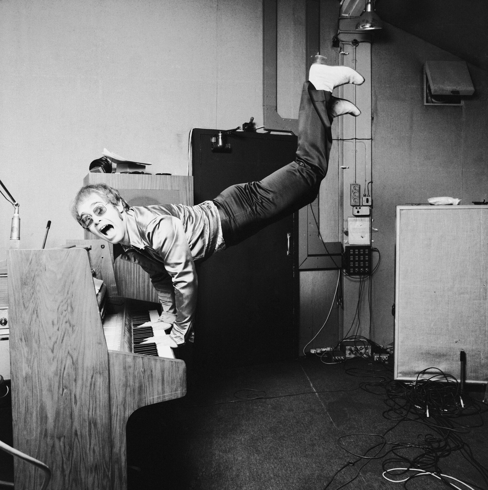 Terry_O_Neill_Elton_John_Hand_Stand_on_Piano_Hilton_Asmus_Contemporary