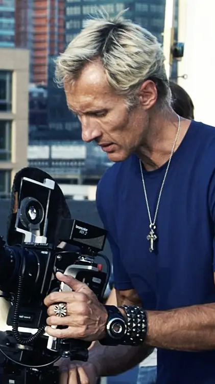 MARKUS KLINKO-ON SET