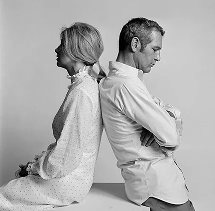 Joanne Woodward and Paul Newman seated back to back in Los Angeles, 1970