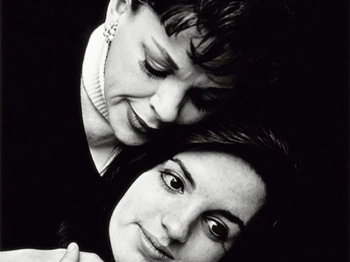 Judy Garland embracing her daughter Liza Minnelli in a 1964 portrait by Terry O’Neill