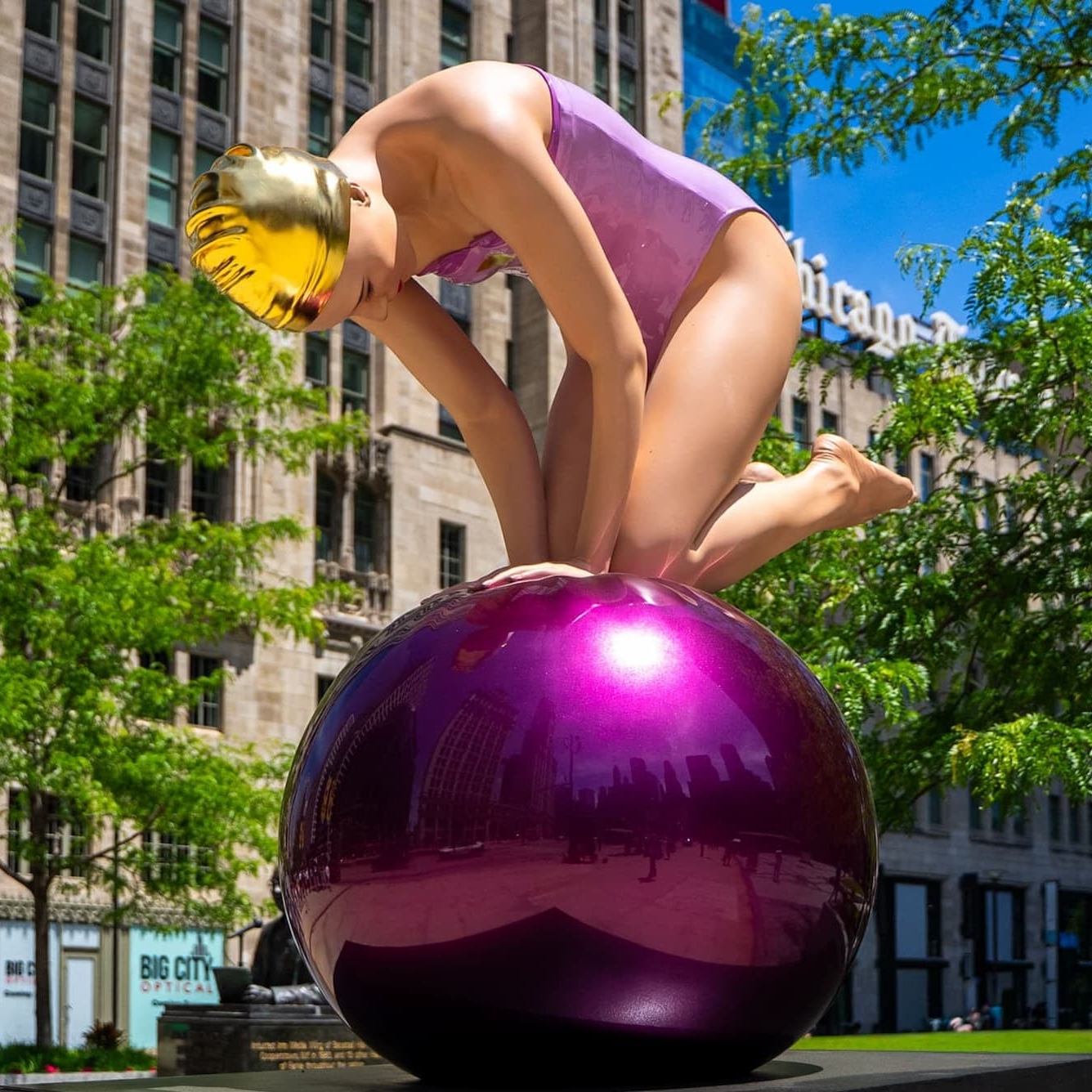Carole Feuerman's Monumental Quan sculpture on North Michigan Avenue, Chicago