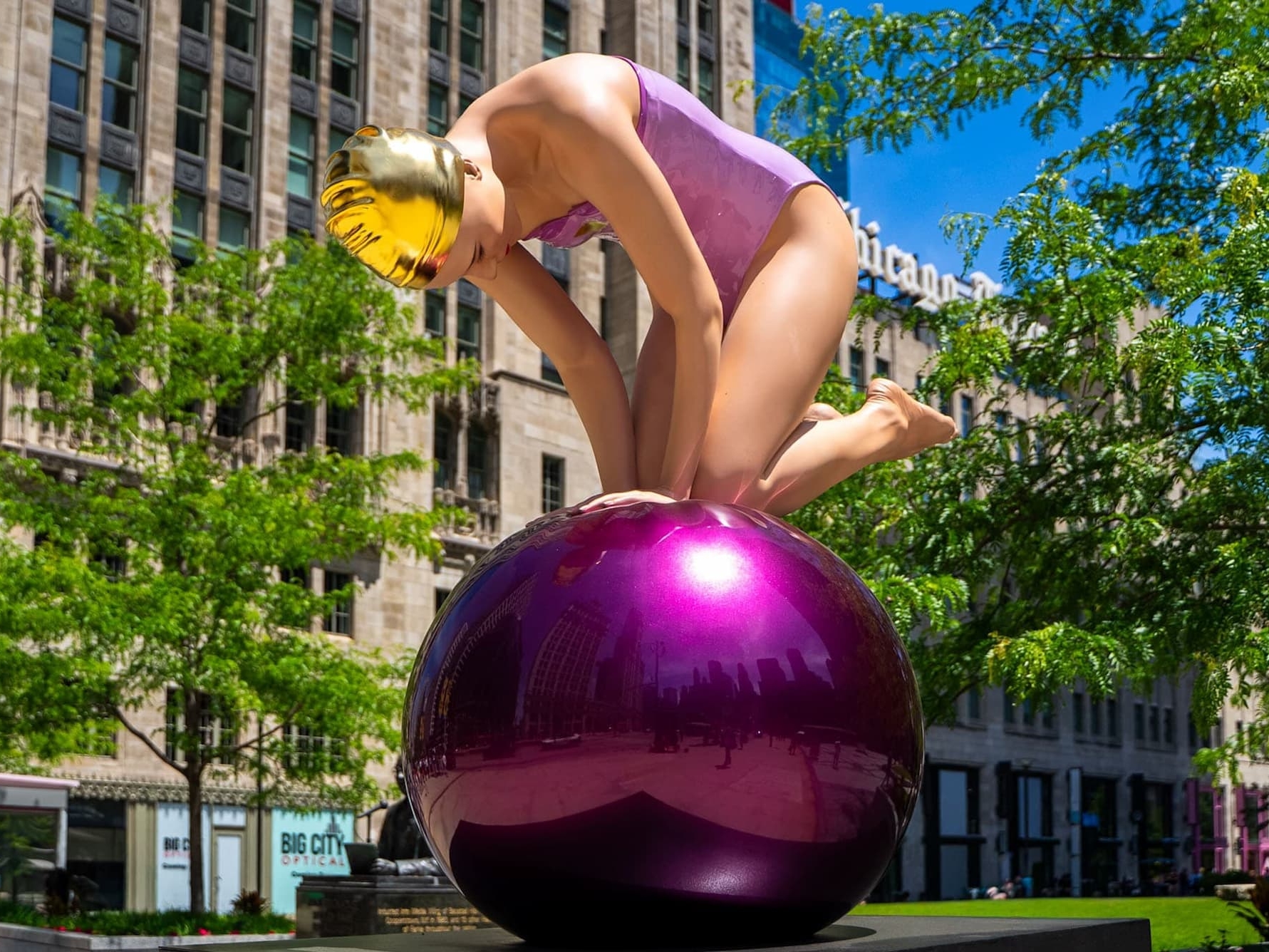 Carole Feuerman's Monumental Quan sculpture on North Michigan Avenue, Chicago