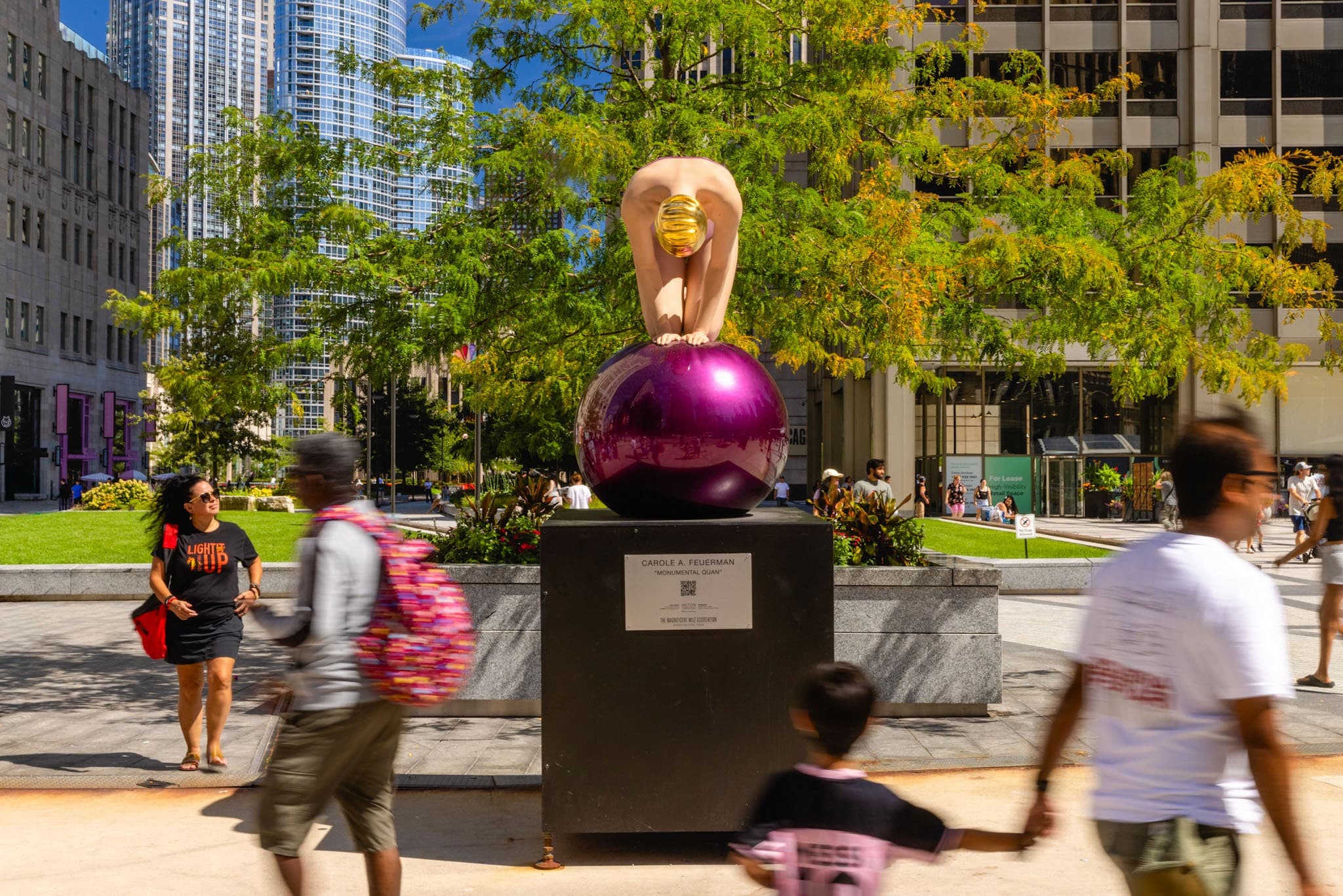 Monumental Quan by Carole Feuerman on North Michigan Avenue, Chicago.